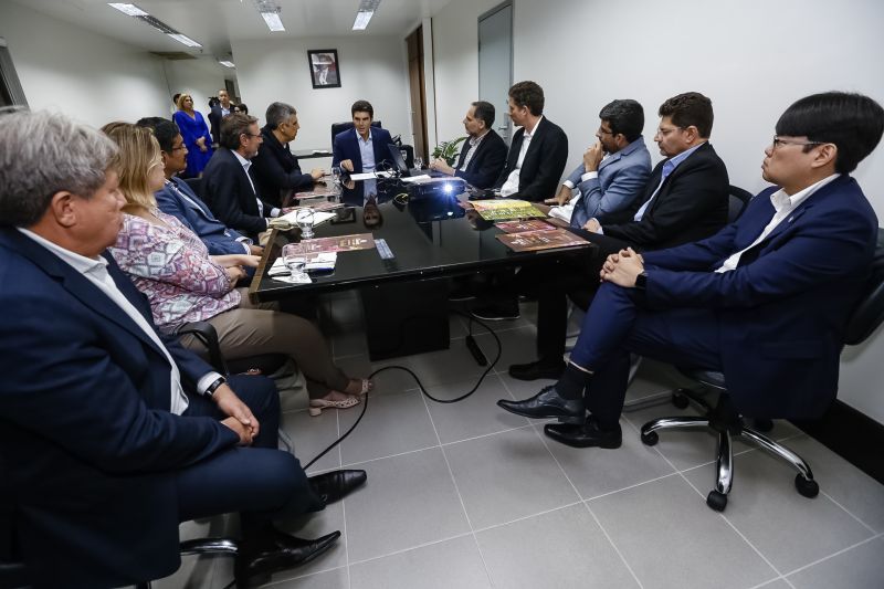  O governador Helder Barbalho apresentou ao público o 6º Festival Internacional do Chocolate e a 18ª Exposição Flor Pará, eventos abertos na noite desta quinta-feira (19), no Hangar - Centro de Convenções e Feiras da Amazônia, em Belém.  <div class='credito_fotos'>Foto: Marcelo Seabra / Ag. Pará   |   <a href='/midias/2019/originais/5467_20190919201322__mg_7225.jpg' download><i class='fa-solid fa-download'></i> Download</a></div>