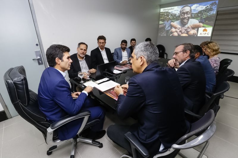  O governador Helder Barbalho apresentou ao público o 6º Festival Internacional do Chocolate e a 18ª Exposição Flor Pará, eventos abertos na noite desta quinta-feira (19), no Hangar - Centro de Convenções e Feiras da Amazônia, em Belém.  <div class='credito_fotos'>Foto: Marcelo Seabra / Ag. Pará   |   <a href='/midias/2019/originais/5467_20190919201917__mg_7234.jpg' download><i class='fa-solid fa-download'></i> Download</a></div>
