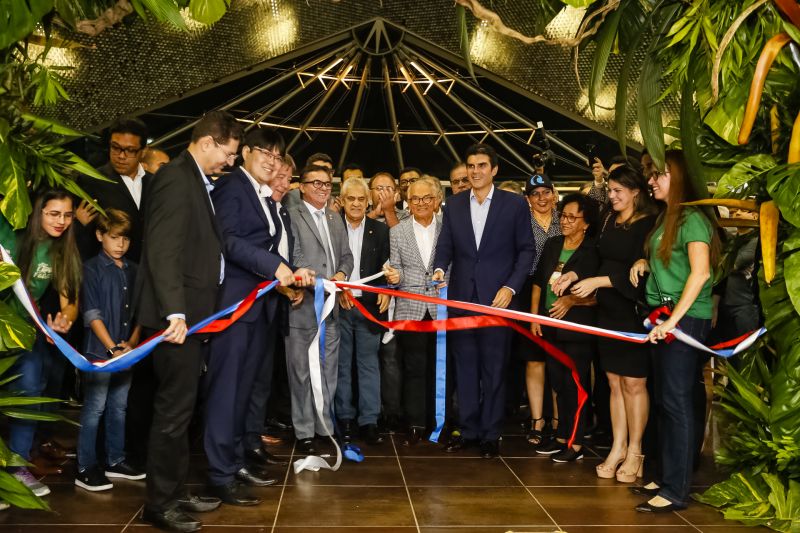  O governador Helder Barbalho apresentou ao público o 6º Festival Internacional do Chocolate e a 18ª Exposição Flor Pará, eventos abertos na noite desta quinta-feira (19), no Hangar - Centro de Convenções e Feiras da Amazônia, em Belém.  <div class='credito_fotos'>Foto: Marcelo Seabra / Ag. Pará   |   <a href='/midias/2019/originais/5467_20190919203712__mg_7259.jpg' download><i class='fa-solid fa-download'></i> Download</a></div>