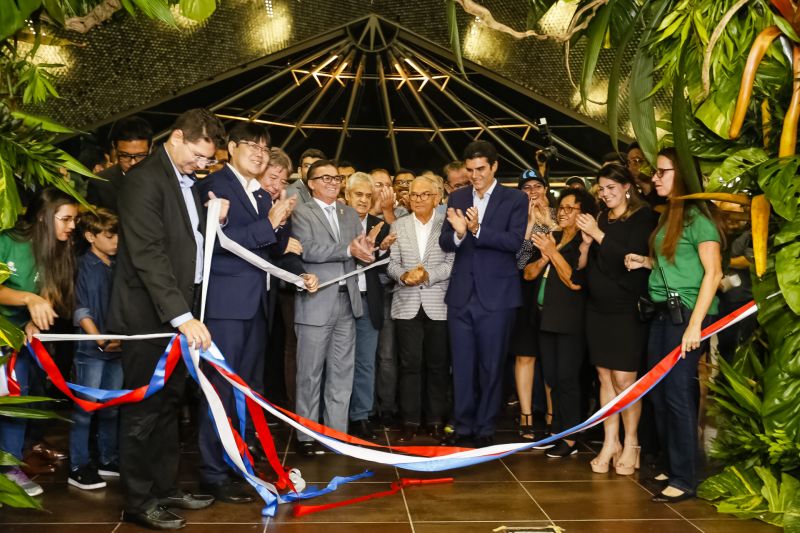  O governador Helder Barbalho apresentou ao público o 6º Festival Internacional do Chocolate e a 18ª Exposição Flor Pará, eventos abertos na noite desta quinta-feira (19), no Hangar - Centro de Convenções e Feiras da Amazônia, em Belém.  <div class='credito_fotos'>Foto: Marcelo Seabra / Ag. Pará   |   <a href='/midias/2019/originais/5467_20190919203716__mg_7268.jpg' download><i class='fa-solid fa-download'></i> Download</a></div>
