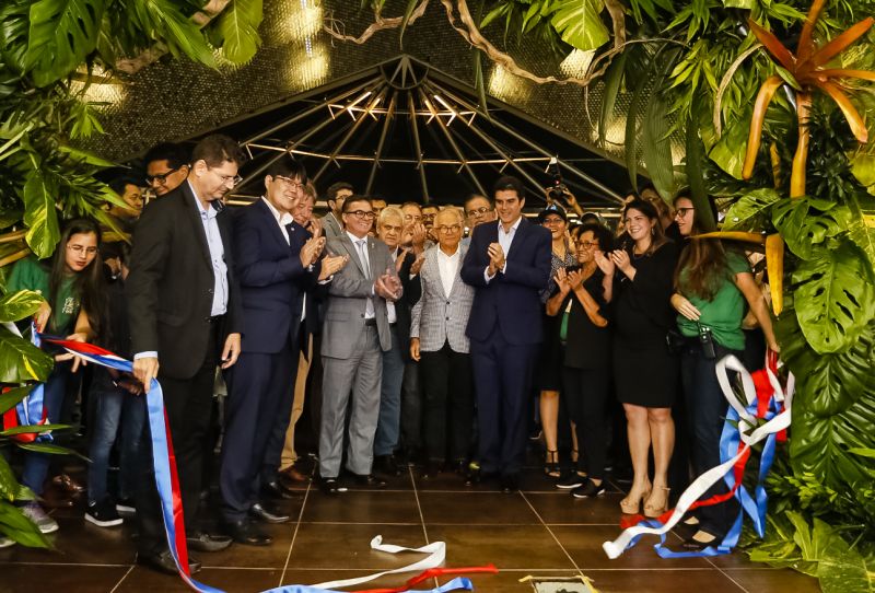  O governador Helder Barbalho apresentou ao público o 6º Festival Internacional do Chocolate e a 18ª Exposição Flor Pará, eventos abertos na noite desta quinta-feira (19), no Hangar - Centro de Convenções e Feiras da Amazônia, em Belém.  <div class='credito_fotos'>Foto: Marcelo Seabra / Ag. Pará   |   <a href='/midias/2019/originais/5467_20190919203719__mg_7276.jpg' download><i class='fa-solid fa-download'></i> Download</a></div>