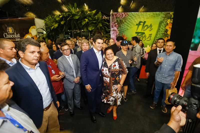  O governador Helder Barbalho apresentou ao público o 6º Festival Internacional do Chocolate e a 18ª Exposição Flor Pará, eventos abertos na noite desta quinta-feira (19), no Hangar - Centro de Convenções e Feiras da Amazônia, em Belém.  <div class='credito_fotos'>Foto: Marcelo Seabra / Ag. Pará   |   <a href='/midias/2019/originais/5467_20190919204114__mg_7295.jpg' download><i class='fa-solid fa-download'></i> Download</a></div>