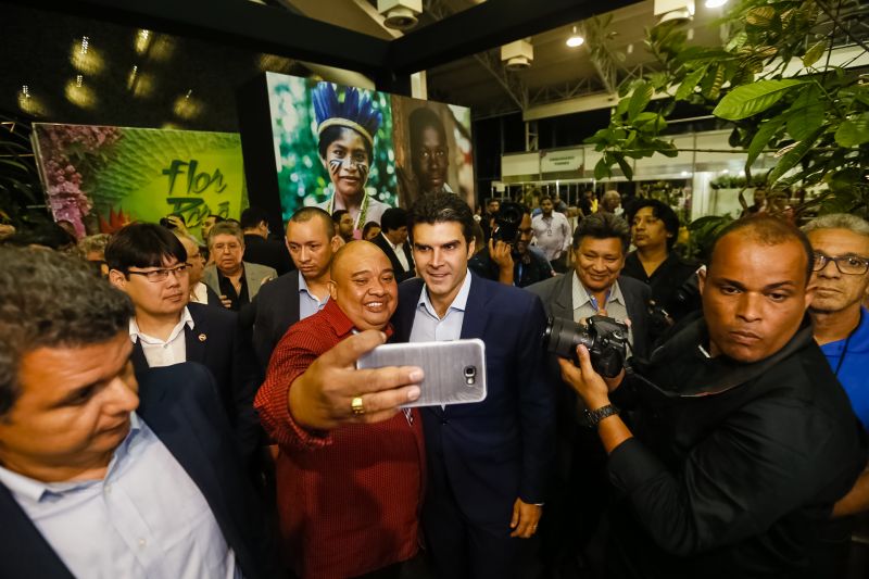  O governador Helder Barbalho apresentou ao público o 6º Festival Internacional do Chocolate e a 18ª Exposição Flor Pará, eventos abertos na noite desta quinta-feira (19), no Hangar - Centro de Convenções e Feiras da Amazônia, em Belém.  <div class='credito_fotos'>Foto: Marcelo Seabra / Ag. Pará   |   <a href='/midias/2019/originais/5467_20190919204148__mg_7303.jpg' download><i class='fa-solid fa-download'></i> Download</a></div>
