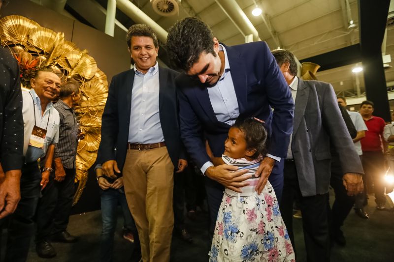  O governador Helder Barbalho apresentou ao público o 6º Festival Internacional do Chocolate e a 18ª Exposição Flor Pará, eventos abertos na noite desta quinta-feira (19), no Hangar - Centro de Convenções e Feiras da Amazônia, em Belém.  <div class='credito_fotos'>Foto: Marcelo Seabra / Ag. Pará   |   <a href='/midias/2019/originais/5467_20190919204156__mg_7307.jpg' download><i class='fa-solid fa-download'></i> Download</a></div>