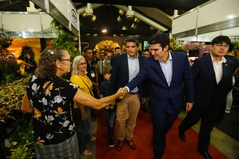 O governador Helder Barbalho apresentou ao público o 6º Festival Internacional do Chocolate e a 18ª Exposição Flor Pará, eventos abertos na noite desta quinta-feira (19), no Hangar - Centro de Convenções e Feiras da Amazônia, em Belém.  <div class='credito_fotos'>Foto: Marcelo Seabra / Ag. Pará   |   <a href='/midias/2019/originais/5467_20190919204213__mg_7311.jpg' download><i class='fa-solid fa-download'></i> Download</a></div>