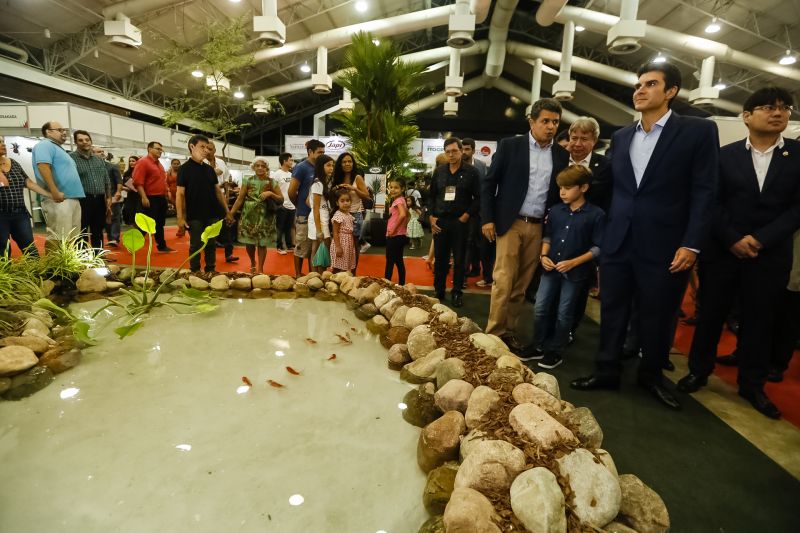  O governador Helder Barbalho apresentou ao público o 6º Festival Internacional do Chocolate e a 18ª Exposição Flor Pará, eventos abertos na noite desta quinta-feira (19), no Hangar - Centro de Convenções e Feiras da Amazônia, em Belém.  <div class='credito_fotos'>Foto: Marcelo Seabra / Ag. Pará   |   <a href='/midias/2019/originais/5467_20190919204245__mg_7324.jpg' download><i class='fa-solid fa-download'></i> Download</a></div>