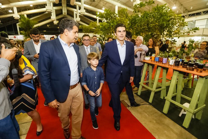  O governador Helder Barbalho apresentou ao público o 6º Festival Internacional do Chocolate e a 18ª Exposição Flor Pará, eventos abertos na noite desta quinta-feira (19), no Hangar - Centro de Convenções e Feiras da Amazônia, em Belém.  <div class='credito_fotos'>Foto: Marcelo Seabra / Ag. Pará   |   <a href='/midias/2019/originais/5467_20190919204306__mg_7331.jpg' download><i class='fa-solid fa-download'></i> Download</a></div>