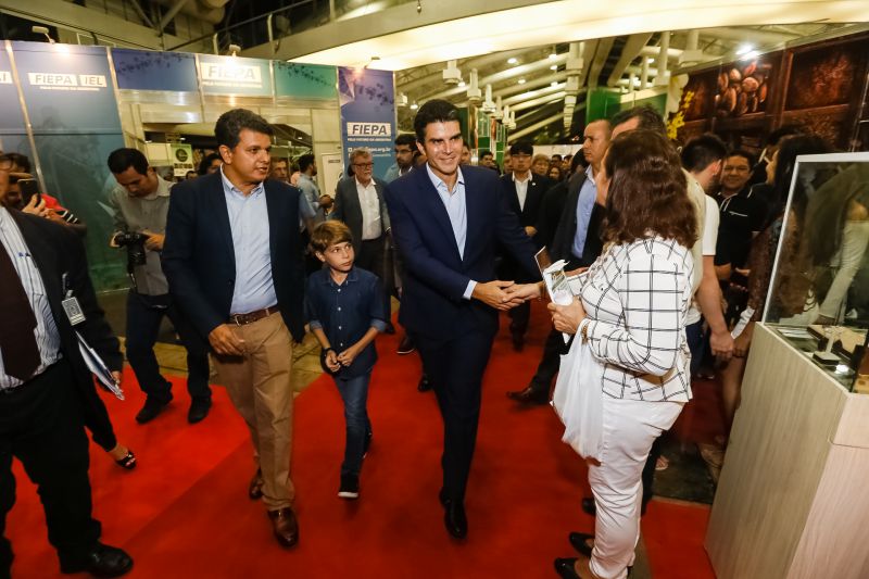  O governador Helder Barbalho apresentou ao público o 6º Festival Internacional do Chocolate e a 18ª Exposição Flor Pará, eventos abertos na noite desta quinta-feira (19), no Hangar - Centro de Convenções e Feiras da Amazônia, em Belém.  <div class='credito_fotos'>Foto: Marcelo Seabra / Ag. Pará   |   <a href='/midias/2019/originais/5467_20190919204542__mg_7360.jpg' download><i class='fa-solid fa-download'></i> Download</a></div>