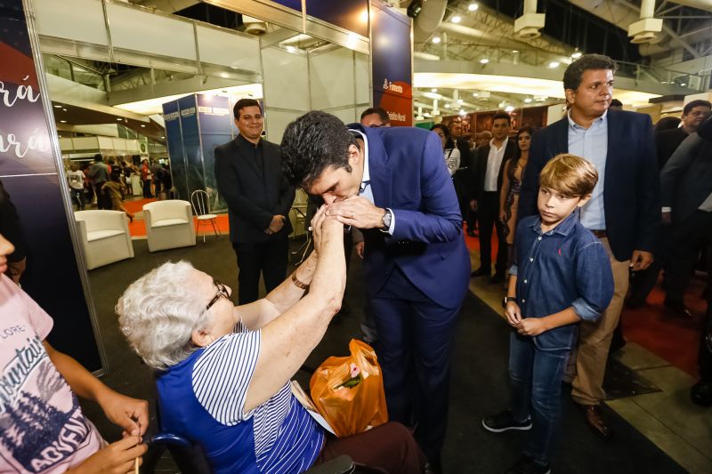  O governador Helder Barbalho apresentou ao público o 6º Festival Internacional do Chocolate e a 18ª Exposição Flor Pará, eventos abertos na noite desta quinta-feira (19), no Hangar - Centro de Convenções e Feiras da Amazônia, em Belém.  <div class='credito_fotos'>Foto: Marcelo Seabra / Ag. Pará   |   <a href='/midias/2019/originais/5467_20190919204705__mg_7382.jpg' download><i class='fa-solid fa-download'></i> Download</a></div>