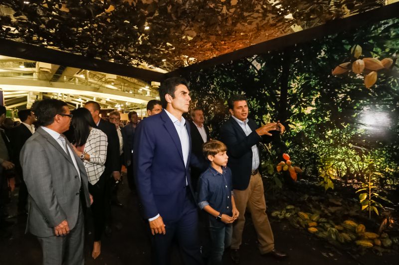  O governador Helder Barbalho apresentou ao público o 6º Festival Internacional do Chocolate e a 18ª Exposição Flor Pará, eventos abertos na noite desta quinta-feira (19), no Hangar - Centro de Convenções e Feiras da Amazônia, em Belém.  <div class='credito_fotos'>Foto: Marcelo Seabra / Ag. Pará   |   <a href='/midias/2019/originais/5467_20190919204739__mg_7406.jpg' download><i class='fa-solid fa-download'></i> Download</a></div>