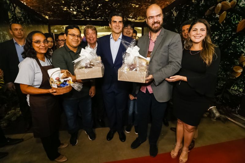  O governador Helder Barbalho apresentou ao público o 6º Festival Internacional do Chocolate e a 18ª Exposição Flor Pará, eventos abertos na noite desta quinta-feira (19), no Hangar - Centro de Convenções e Feiras da Amazônia, em Belém.  <div class='credito_fotos'>Foto: Marcelo Seabra / Ag. Pará   |   <a href='/midias/2019/originais/5467_20190919204824__mg_7425.jpg' download><i class='fa-solid fa-download'></i> Download</a></div>