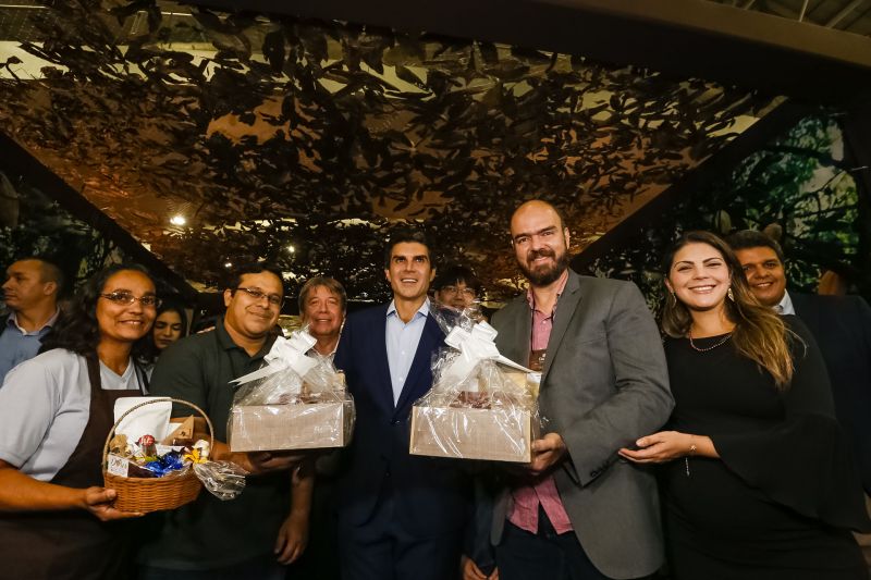  O governador Helder Barbalho apresentou ao público o 6º Festival Internacional do Chocolate e a 18ª Exposição Flor Pará, eventos abertos na noite desta quinta-feira (19), no Hangar - Centro de Convenções e Feiras da Amazônia, em Belém.  <div class='credito_fotos'>Foto: Marcelo Seabra / Ag. Pará   |   <a href='/midias/2019/originais/5467_20190919204827__mg_7429.jpg' download><i class='fa-solid fa-download'></i> Download</a></div>