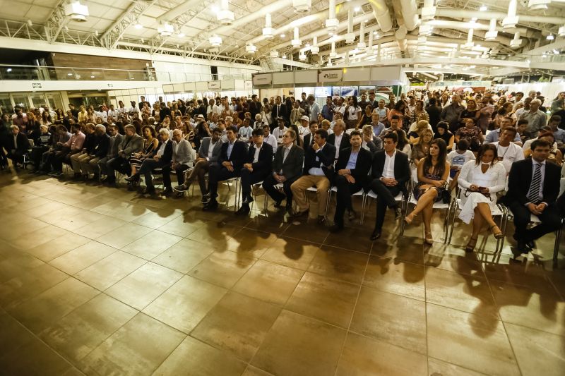  O governador Helder Barbalho apresentou ao público o 6º Festival Internacional do Chocolate e a 18ª Exposição Flor Pará, eventos abertos na noite desta quinta-feira (19), no Hangar - Centro de Convenções e Feiras da Amazônia, em Belém.  <div class='credito_fotos'>Foto: Marcelo Seabra / Ag. Pará   |   <a href='/midias/2019/originais/5467_20190919205557__mg_7469.jpg' download><i class='fa-solid fa-download'></i> Download</a></div>