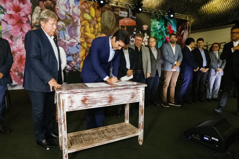  O governador Helder Barbalho apresentou ao público o 6º Festival Internacional do Chocolate e a 18ª Exposição Flor Pará, eventos abertos na noite desta quinta-feira (19), no Hangar - Centro de Convenções e Feiras da Amazônia, em Belém.  <div class='credito_fotos'>Foto: Marcelo Seabra / Ag. Pará   |   <a href='/midias/2019/originais/5467_20190919205902__mg_7479.jpg' download><i class='fa-solid fa-download'></i> Download</a></div>