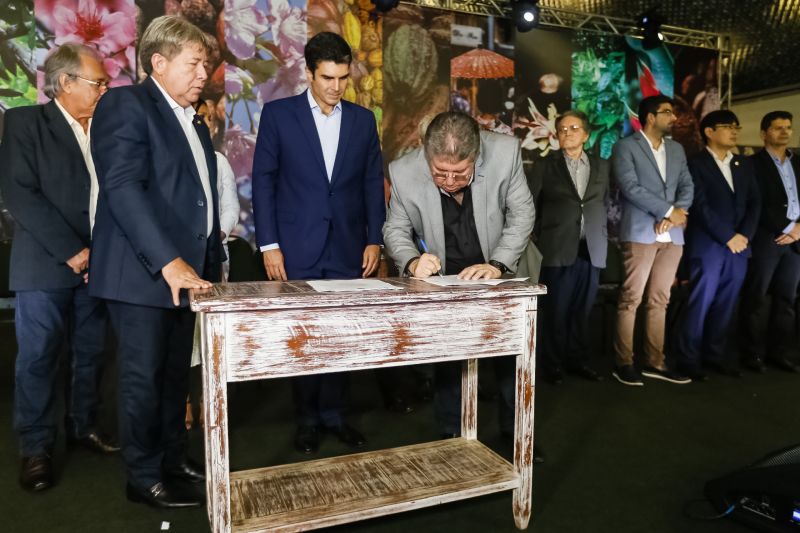  O governador Helder Barbalho apresentou ao público o 6º Festival Internacional do Chocolate e a 18ª Exposição Flor Pará, eventos abertos na noite desta quinta-feira (19), no Hangar - Centro de Convenções e Feiras da Amazônia, em Belém.  <div class='credito_fotos'>Foto: Marcelo Seabra / Ag. Pará   |   <a href='/midias/2019/originais/5467_20190919205946__mg_7507.jpg' download><i class='fa-solid fa-download'></i> Download</a></div>