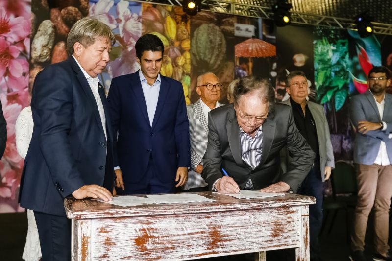  O governador Helder Barbalho apresentou ao público o 6º Festival Internacional do Chocolate e a 18ª Exposição Flor Pará, eventos abertos na noite desta quinta-feira (19), no Hangar - Centro de Convenções e Feiras da Amazônia, em Belém.  <div class='credito_fotos'>Foto: Marcelo Seabra / Ag. Pará   |   <a href='/midias/2019/originais/5467_20190919210010__mg_7520.jpg' download><i class='fa-solid fa-download'></i> Download</a></div>