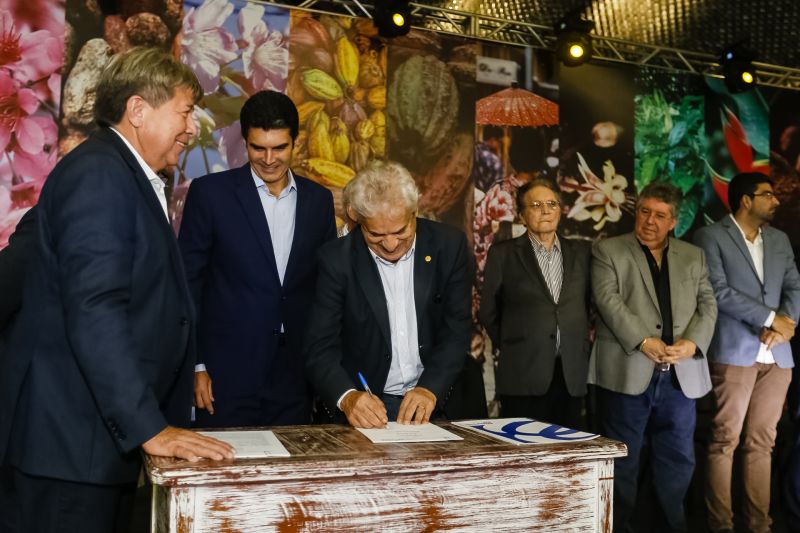  O governador Helder Barbalho apresentou ao público o 6º Festival Internacional do Chocolate e a 18ª Exposição Flor Pará, eventos abertos na noite desta quinta-feira (19), no Hangar - Centro de Convenções e Feiras da Amazônia, em Belém.  <div class='credito_fotos'>Foto: Marcelo Seabra / Ag. Pará   |   <a href='/midias/2019/originais/5467_20190919210324__mg_7550.jpg' download><i class='fa-solid fa-download'></i> Download</a></div>