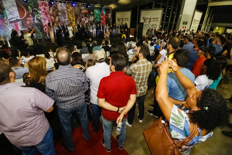  O governador Helder Barbalho apresentou ao público o 6º Festival Internacional do Chocolate e a 18ª Exposição Flor Pará, eventos abertos na noite desta quinta-feira (19), no Hangar - Centro de Convenções e Feiras da Amazônia, em Belém.  <div class='credito_fotos'>Foto: Marcelo Seabra / Ag. Pará   |   <a href='/midias/2019/originais/5467_20190919210711__mg_7606.jpg' download><i class='fa-solid fa-download'></i> Download</a></div>