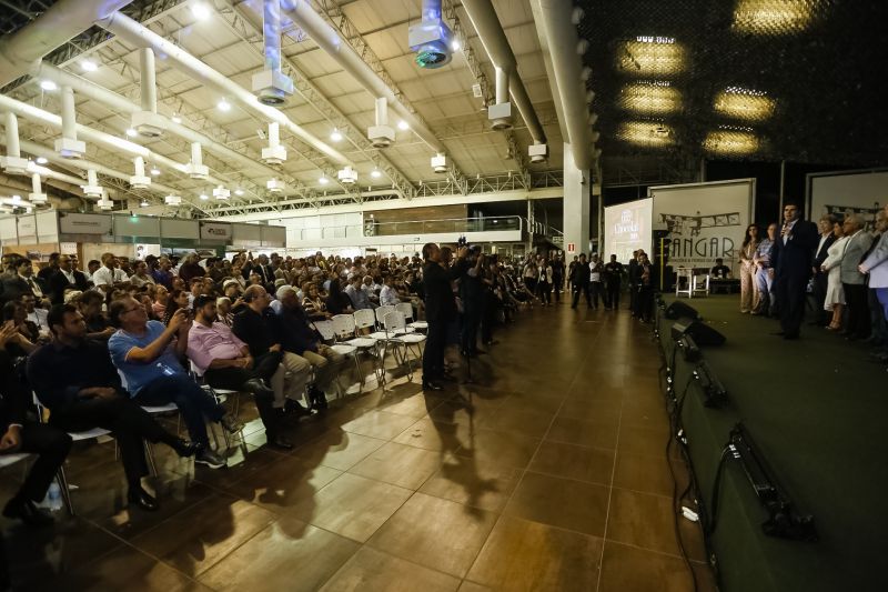  O governador Helder Barbalho apresentou ao público o 6º Festival Internacional do Chocolate e a 18ª Exposição Flor Pará, eventos abertos na noite desta quinta-feira (19), no Hangar - Centro de Convenções e Feiras da Amazônia, em Belém.  <div class='credito_fotos'>Foto: Marcelo Seabra / Ag. Pará   |   <a href='/midias/2019/originais/5467_20190919210816__mg_7613.jpg' download><i class='fa-solid fa-download'></i> Download</a></div>