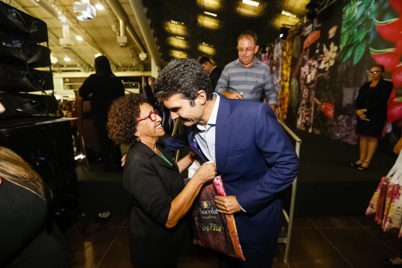  O governador Helder Barbalho apresentou ao público o 6º Festival Internacional do Chocolate e a 18ª Exposição Flor Pará, eventos abertos na noite desta quinta-feira (19), no Hangar - Centro de Convenções e Feiras da Amazônia, em Belém.  <div class='credito_fotos'>Foto: Marcelo Seabra / Ag. Pará   |   <a href='/midias/2019/originais/5467_20190919211345__mg_7616.jpg' download><i class='fa-solid fa-download'></i> Download</a></div>