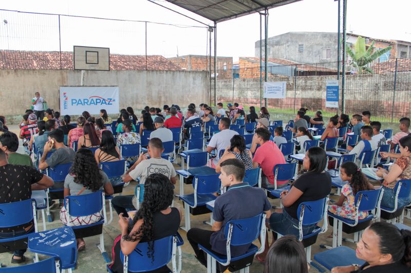 Diversas pessoas aguardavam, na manhã desta sexta-feira (20), em frente à Escola Dom Alberto Galdêncio Ramos, em Ananindeua <div class='credito_fotos'>Foto: Ana Paula Lima / Ascom ParáPaz   |   <a href='/midias/2019/originais/5472_img_8785.jpg' download><i class='fa-solid fa-download'></i> Download</a></div>
