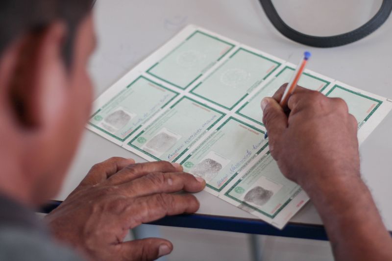 Diversas pessoas aguardavam, na manhã desta sexta-feira (20), em frente à Escola Dom Alberto Galdêncio Ramos, em Ananindeua <div class='credito_fotos'>Foto: Ana Paula Lima / Ascom ParáPaz   |   <a href='/midias/2019/originais/5472_img_8827.jpg' download><i class='fa-solid fa-download'></i> Download</a></div>