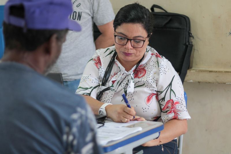 Diversas pessoas aguardavam, na manhã desta sexta-feira (20), em frente à Escola Dom Alberto Galdêncio Ramos, em Ananindeua <div class='credito_fotos'>Foto: Ana Paula Lima / Ascom ParáPaz   |   <a href='/midias/2019/originais/5472_img_8874.jpg' download><i class='fa-solid fa-download'></i> Download</a></div>