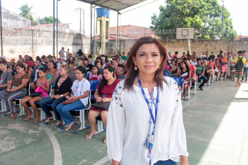 Diversas pessoas aguardavam, na manhã desta sexta-feira (20), em frente à Escola Dom Alberto Galdêncio Ramos, em Ananindeua <div class='credito_fotos'>Foto: Ana Paula Lima / Ascom ParáPaz   |   <a href='/midias/2019/originais/5472_img_8926.jpg' download><i class='fa-solid fa-download'></i> Download</a></div>