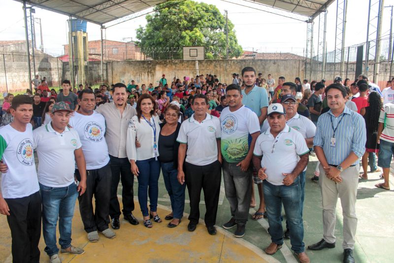 Diversas pessoas aguardavam, na manhã desta sexta-feira (20), em frente à Escola Dom Alberto Galdêncio Ramos, em Ananindeua <div class='credito_fotos'>Foto: Ana Paula Lima / Ascom ParáPaz   |   <a href='/midias/2019/originais/5472_img_8952.jpg' download><i class='fa-solid fa-download'></i> Download</a></div>