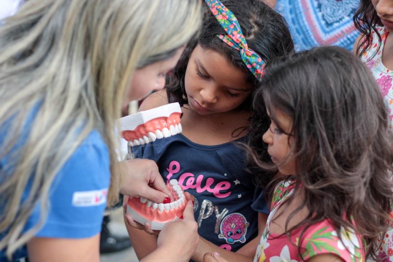 Diversas pessoas aguardavam, na manhã desta sexta-feira (20), em frente à Escola Dom Alberto Galdêncio Ramos, em Ananindeua <div class='credito_fotos'>Foto: Ana Paula Lima / Ascom ParáPaz   |   <a href='/midias/2019/originais/5472_img_9027.jpg' download><i class='fa-solid fa-download'></i> Download</a></div>