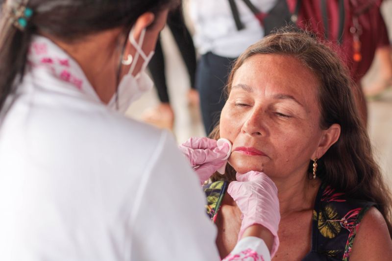 Diversas pessoas aguardavam, na manhã desta sexta-feira (20), em frente à Escola Dom Alberto Galdêncio Ramos, em Ananindeua <div class='credito_fotos'>Foto: Ana Paula Lima / Ascom ParáPaz   |   <a href='/midias/2019/originais/5472_img_9108.jpg' download><i class='fa-solid fa-download'></i> Download</a></div>