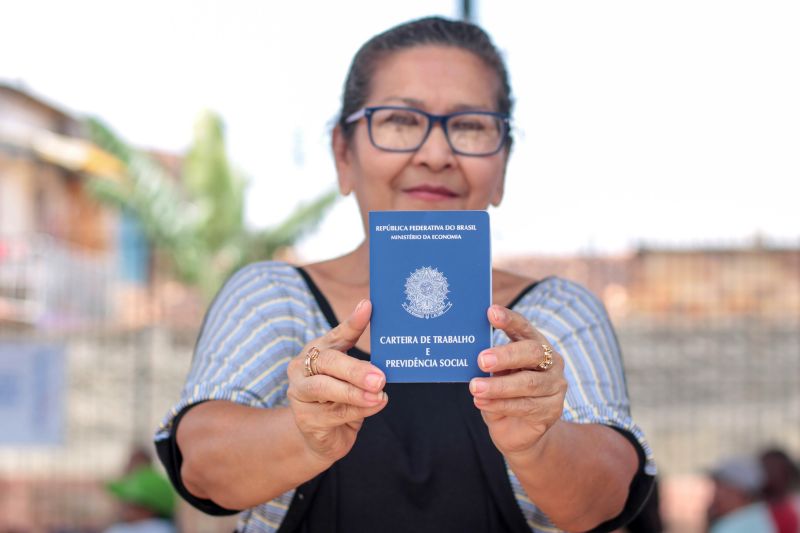 Diversas pessoas aguardavam, na manhã desta sexta-feira (20), em frente à Escola Dom Alberto Galdêncio Ramos, em Ananindeua <div class='credito_fotos'>Foto: Ana Paula Lima / Ascom ParáPaz   |   <a href='/midias/2019/originais/5472_img_9314.jpg' download><i class='fa-solid fa-download'></i> Download</a></div>