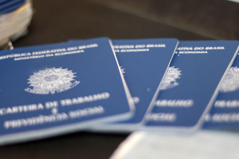 Diversas pessoas aguardavam, na manhã desta sexta-feira (20), em frente à Escola Dom Alberto Galdêncio Ramos, em Ananindeua <div class='credito_fotos'>Foto: Ana Paula Lima / Ascom ParáPaz   |   <a href='/midias/2019/originais/5472_img_9365.jpg' download><i class='fa-solid fa-download'></i> Download</a></div>