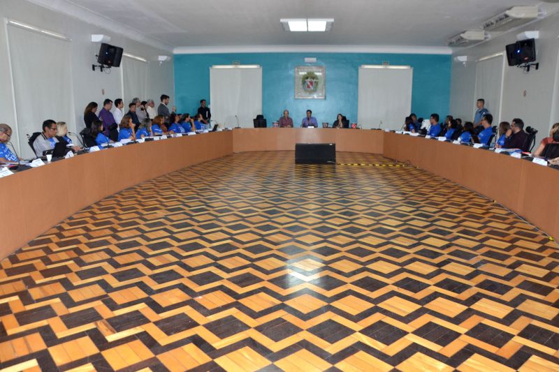 Alinhar objetivos e metas que possam intensificar a aplicação da agenda da aprendizagem na rede pública de ensino estadual foi o principal objetivo do encontro regional promovido pela Secretaria de Estado de Educação  (Seduc), nesta sexta-feira (20). O encontro reuniu 40 gestores educacionais de Unidades Seduc na Escola (USE) e Unidades Regionais de Educação (URE), na sede do Palácio do Governo, em Belém. <div class='credito_fotos'>Foto: Eliseu Dias / Ascom Seduc   |   <a href='/midias/2019/originais/5473_dsc_3574.jpg' download><i class='fa-solid fa-download'></i> Download</a></div>