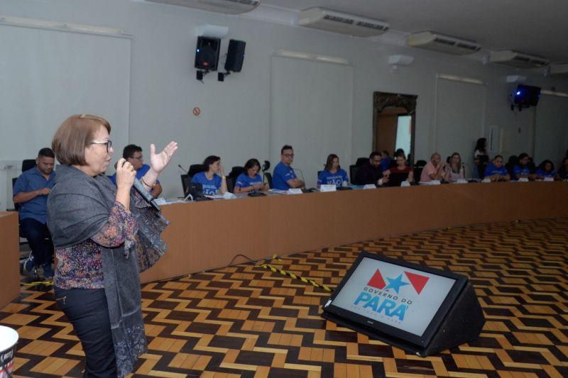 Alinhar objetivos e metas que possam intensificar a aplicação da agenda da aprendizagem na rede pública de ensino estadual foi o principal objetivo do encontro regional promovido pela Secretaria de Estado de Educação  (Seduc), nesta sexta-feira (20). O encontro reuniu 40 gestores educacionais de Unidades Seduc na Escola (USE) e Unidades Regionais de Educação (URE), na sede do Palácio do Governo, em Belém. <div class='credito_fotos'>Foto: Eliseu Dias / Ascom Seduc   |   <a href='/midias/2019/originais/5473_dsc_3636.jpg' download><i class='fa-solid fa-download'></i> Download</a></div>