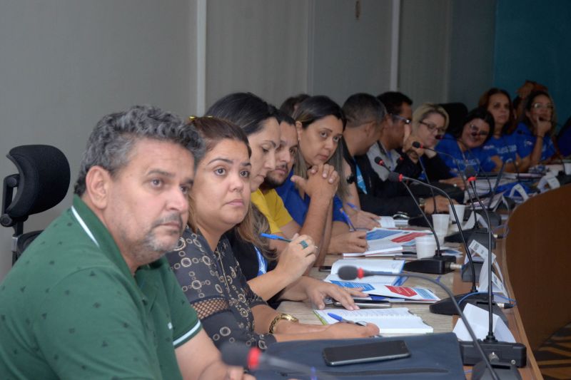 Alinhar objetivos e metas que possam intensificar a aplicação da agenda da aprendizagem na rede pública de ensino estadual foi o principal objetivo do encontro regional promovido pela Secretaria de Estado de Educação  (Seduc), nesta sexta-feira (20). O encontro reuniu 40 gestores educacionais de Unidades Seduc na Escola (USE) e Unidades Regionais de Educação (URE), na sede do Palácio do Governo, em Belém. <div class='credito_fotos'>Foto: Eliseu Dias / Ascom Seduc   |   <a href='/midias/2019/originais/5473_dsc_3684.jpg' download><i class='fa-solid fa-download'></i> Download</a></div>