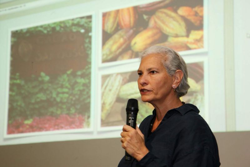 O Curso de "Bean to Bar", realizado pelo VI Festival Internacional de Chocolate, em Belém, atraiu confeiteiros, pessoas que trabalham na fabricação de chocolates e quem buscavam saber mais sobre o processo de produção artesanal do cacau até o chocolate, o evento foi realizado na Universidade da Amazônia (Unama). <div class='credito_fotos'>Foto: Bruno Cecim / Ag.Pará   |   <a href='/midias/2019/originais/5474_photoeditor_20190920_160947099-1867x1245.jpg' download><i class='fa-solid fa-download'></i> Download</a></div>