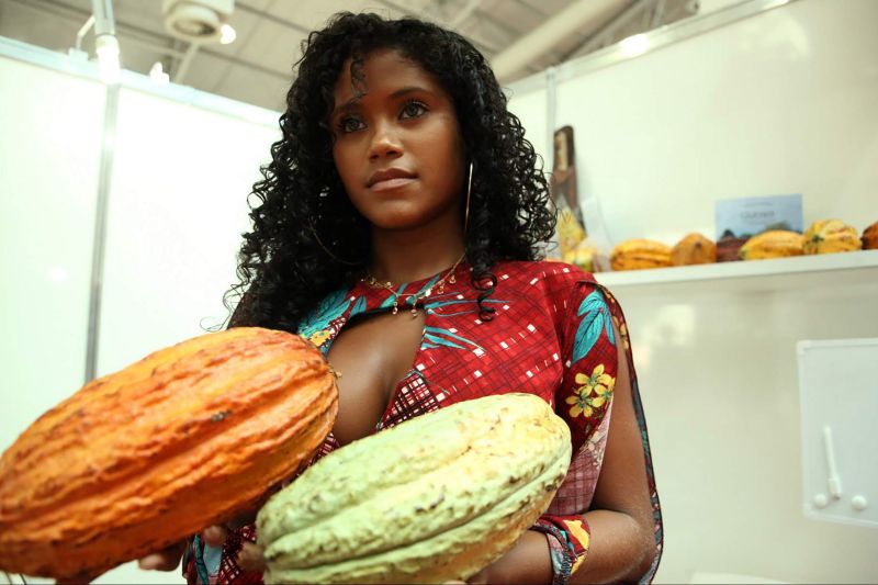 O Curso de "Bean to Bar", realizado pelo VI Festival Internacional de Chocolate, em Belém, atraiu confeiteiros, pessoas que trabalham na fabricação de chocolates e quem buscavam saber mais sobre o processo de produção artesanal do cacau até o chocolate, o evento foi realizado na Universidade da Amazônia (Unama). <div class='credito_fotos'>Foto: Bruno Cecim / Ag.Pará   |   <a href='/midias/2019/originais/5474_photoeditor_20190920_161307673-1867x1211.jpg' download><i class='fa-solid fa-download'></i> Download</a></div>