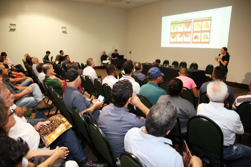 O Curso de "Bean to Bar", realizado pelo VI Festival Internacional de Chocolate, em Belém, atraiu confeiteiros, pessoas que trabalham na fabricação de chocolates e quem buscavam saber mais sobre o processo de produção artesanal do cacau até o chocolate, o evento foi realizado na Universidade da Amazônia (Unama). <div class='credito_fotos'>Foto: Bruno Cecim / Ag.Pará   |   <a href='/midias/2019/originais/5474_photoeditor_20190920_165307978-1867x1245.jpg' download><i class='fa-solid fa-download'></i> Download</a></div>