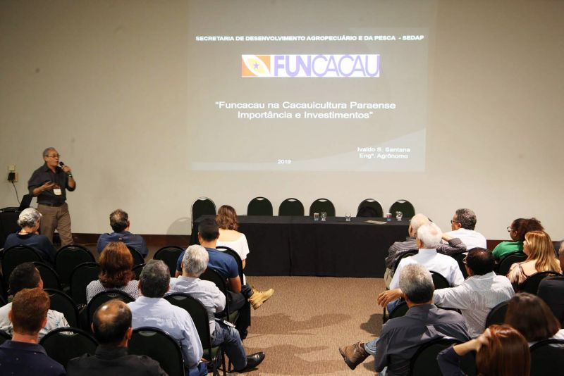 O Curso de "Bean to Bar", realizado pelo VI Festival Internacional de Chocolate, em Belém, atraiu confeiteiros, pessoas que trabalham na fabricação de chocolates e quem buscavam saber mais sobre o processo de produção artesanal do cacau até o chocolate, o evento foi realizado na Universidade da Amazônia (Unama). <div class='credito_fotos'>Foto: Bruno Cecim / Ag.Pará   |   <a href='/midias/2019/originais/5474_photoeditor_20190920_172541573-1867x1245.jpg' download><i class='fa-solid fa-download'></i> Download</a></div>