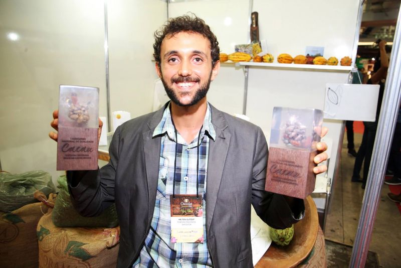 O Curso de "Bean to Bar", realizado pelo VI Festival Internacional de Chocolate, em Belém, atraiu confeiteiros, pessoas que trabalham na fabricação de chocolates e quem buscavam saber mais sobre o processo de produção artesanal do cacau até o chocolate, o evento foi realizado na Universidade da Amazônia (Unama). <div class='credito_fotos'>Foto: Bruno Cecim / Ag.Pará   |   <a href='/midias/2019/originais/5474_photoeditor_20190920_183441568-1867x1245.jpg' download><i class='fa-solid fa-download'></i> Download</a></div>