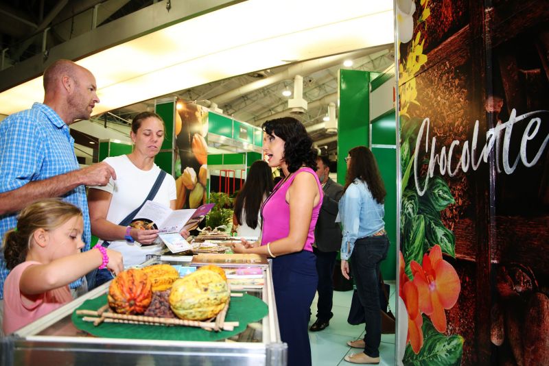 O Curso de "Bean to Bar", realizado pelo VI Festival Internacional de Chocolate, em Belém, atraiu confeiteiros, pessoas que trabalham na fabricação de chocolates e quem buscavam saber mais sobre o processo de produção artesanal do cacau até o chocolate, o evento foi realizado na Universidade da Amazônia (Unama). <div class='credito_fotos'>Foto: Bruno Cecim / Ag.Pará   |   <a href='/midias/2019/originais/5474_photoeditor_20190920_192618202-1867x1245.jpg' download><i class='fa-solid fa-download'></i> Download</a></div>