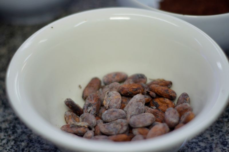 O Curso de "Bean to Bar", realizado pelo VI Festival Internacional de Chocolate, em Belém, atraiu confeiteiros, pessoas que trabalham na fabricação de chocolates e quem buscavam saber mais sobre o processo de produção artesanal do cacau até o chocolate, o evento foi realizado na Unama.  

FOTO: Mateus Costa / Ascom Sedap <div class='credito_fotos'>Foto: ASCOM / SEDAP   |   <a href='/midias/2019/originais/5476__dsc0206.jpg' download><i class='fa-solid fa-download'></i> Download</a></div>