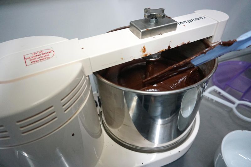 O Curso de "Bean to Bar", realizado pelo VI Festival Internacional de Chocolate, em Belém, atraiu confeiteiros, pessoas que trabalham na fabricação de chocolates e quem buscavam saber mais sobre o processo de produção artesanal do cacau até o chocolate, o evento foi realizado na Unama.  

FOTO: Mateus Costa / Ascom Sedap <div class='credito_fotos'>Foto: ASCOM / SEDAP   |   <a href='/midias/2019/originais/5476_dsc01715.jpg' download><i class='fa-solid fa-download'></i> Download</a></div>