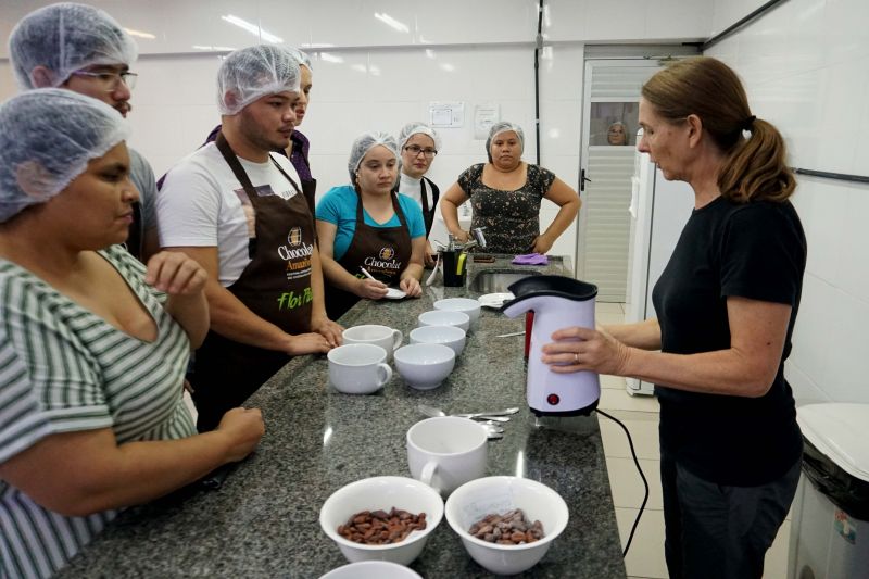 O Curso de "Bean to Bar", realizado pelo VI Festival Internacional de Chocolate, em Belém, atraiu confeiteiros, pessoas que trabalham na fabricação de chocolates e quem buscavam saber mais sobre o processo de produção artesanal do cacau até o chocolate, o evento foi realizado na Unama.  

FOTO: Mateus Costa / Ascom Sedap <div class='credito_fotos'>Foto: ASCOM / SEDAP   |   <a href='/midias/2019/originais/5476_dsc01719.jpg' download><i class='fa-solid fa-download'></i> Download</a></div>