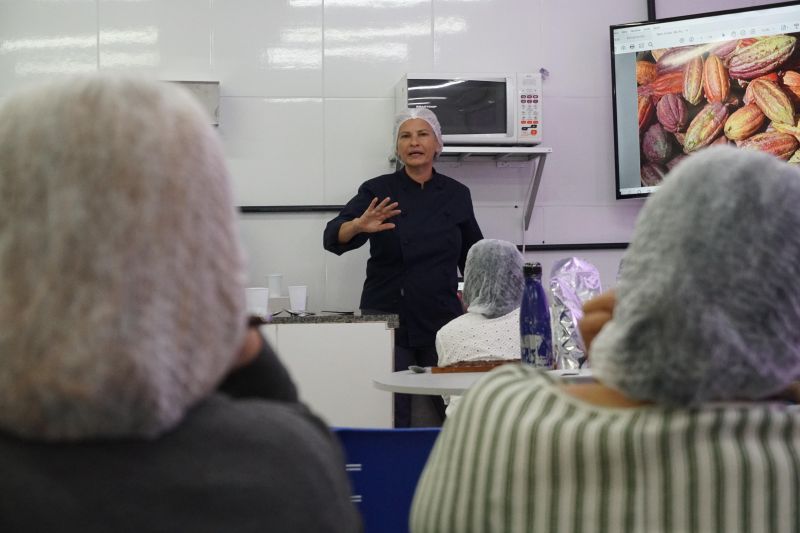 O Curso de "Bean to Bar", realizado pelo VI Festival Internacional de Chocolate, em Belém, atraiu confeiteiros, pessoas que trabalham na fabricação de chocolates e quem buscavam saber mais sobre o processo de produção artesanal do cacau até o chocolate, o evento foi realizado na Unama.  

FOTO: Mateus Costa / Ascom Sedap <div class='credito_fotos'>Foto: ASCOM / SEDAP   |   <a href='/midias/2019/originais/5476_dsc01726.jpg' download><i class='fa-solid fa-download'></i> Download</a></div>