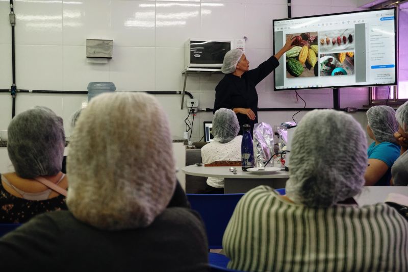 O Curso de "Bean to Bar", realizado pelo VI Festival Internacional de Chocolate, em Belém, atraiu confeiteiros, pessoas que trabalham na fabricação de chocolates e quem buscavam saber mais sobre o processo de produção artesanal do cacau até o chocolate, o evento foi realizado na Unama.  

FOTO: Mateus Costa / Ascom Sedap <div class='credito_fotos'>Foto: ASCOM / SEDAP   |   <a href='/midias/2019/originais/5476_dsc01727.jpg' download><i class='fa-solid fa-download'></i> Download</a></div>