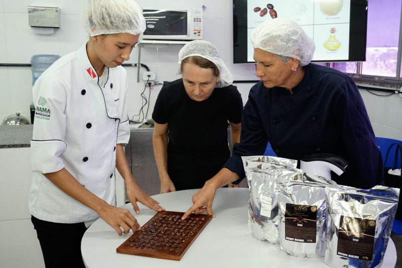 O Curso de "Bean to Bar", realizado pelo VI Festival Internacional de Chocolate, em Belém, atraiu confeiteiros, pessoas que trabalham na fabricação de chocolates e quem buscavam saber mais sobre o processo de produção artesanal do cacau até o chocolate, o evento foi realizado na Unama.  

FOTO: Mateus Costa / Ascom Sedap <div class='credito_fotos'>Foto: ASCOM / SEDAP   |   <a href='/midias/2019/originais/5476_dsc01733.jpg' download><i class='fa-solid fa-download'></i> Download</a></div>