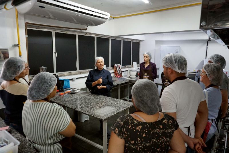 O Curso de "Bean to Bar", realizado pelo VI Festival Internacional de Chocolate, em Belém, atraiu confeiteiros, pessoas que trabalham na fabricação de chocolates e quem buscavam saber mais sobre o processo de produção artesanal do cacau até o chocolate, o evento foi realizado na Unama.  

FOTO: Mateus Costa / Ascom Sedap <div class='credito_fotos'>Foto: ASCOM / SEDAP   |   <a href='/midias/2019/originais/5476_dsc01744.jpg' download><i class='fa-solid fa-download'></i> Download</a></div>