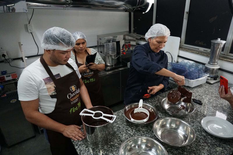 O Curso de "Bean to Bar", realizado pelo VI Festival Internacional de Chocolate, em Belém, atraiu confeiteiros, pessoas que trabalham na fabricação de chocolates e quem buscavam saber mais sobre o processo de produção artesanal do cacau até o chocolate, o evento foi realizado na Unama.  

FOTO: Mateus Costa / Ascom Sedap <div class='credito_fotos'>Foto: ASCOM / SEDAP   |   <a href='/midias/2019/originais/5476_dsc01747.jpg' download><i class='fa-solid fa-download'></i> Download</a></div>